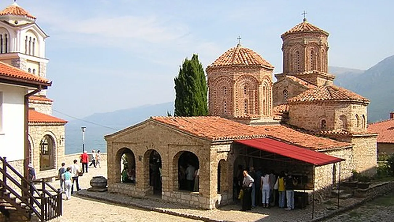 Имен ден празнуват Бисер, Бисера, Бистра и Наум