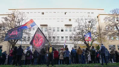 Протестиращите изгонили инвеститорите, жалва се човек на Вучич
