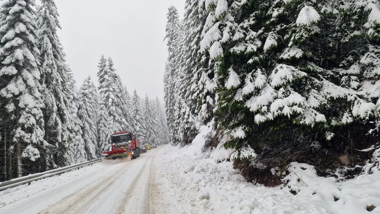 Сняг, лед и обърнат тир: тежка обстановка по пътищата