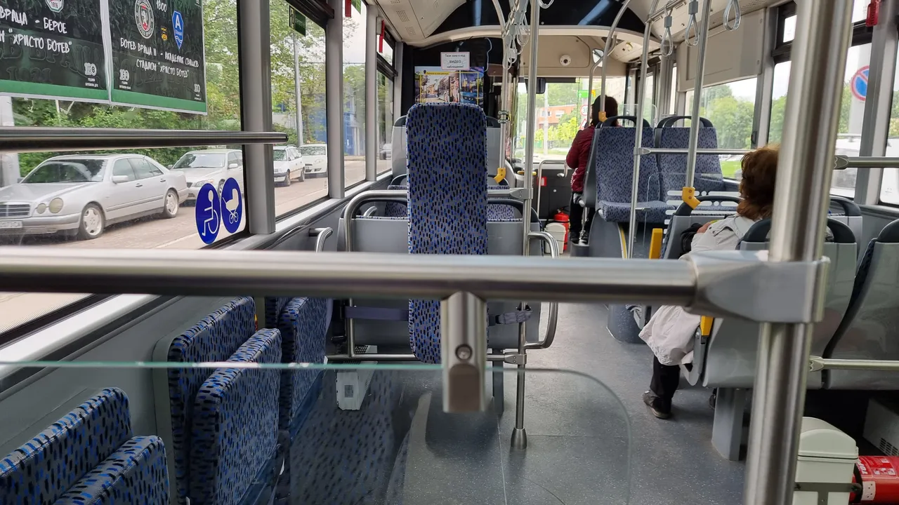 Верижна катастрофа на околовръстния път на Враца: три коли се удариха в автобус