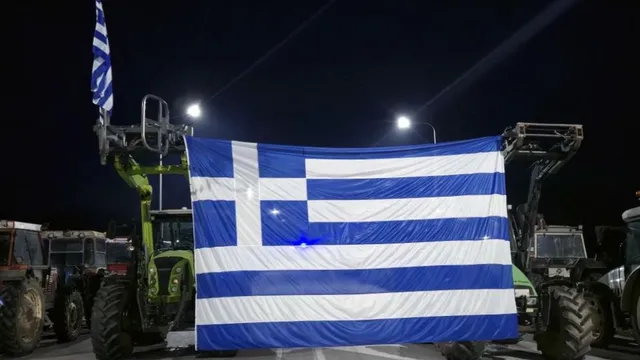 Движението на тирове през два гранични пункта с Гърция е временно спряно