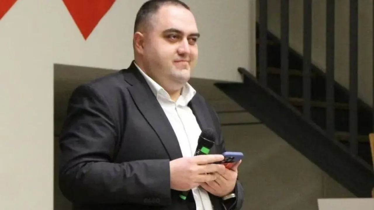 Съдът решава дали да остави на свобода бившия директор, в чието училище имаше камери в тоалетните