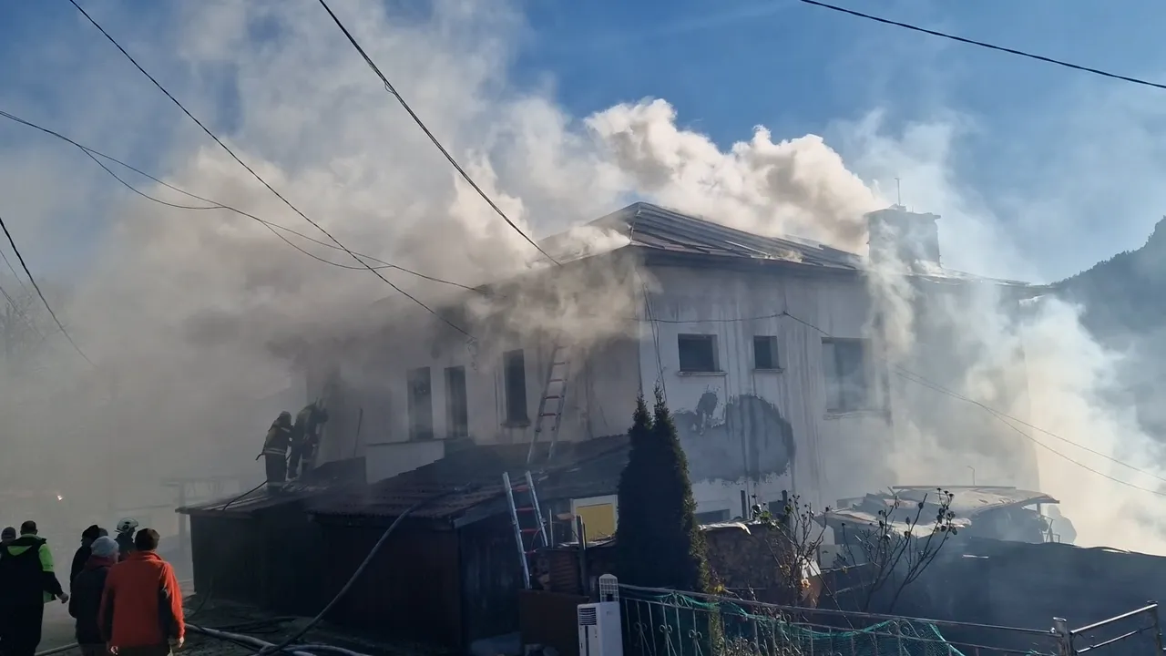 Пожар в Смолян, човек е пострадал