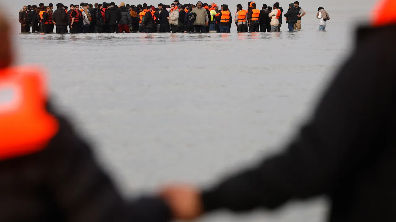 Над 41 000 мигранти са прекосили Ламанша към Великобритания през 2025 година