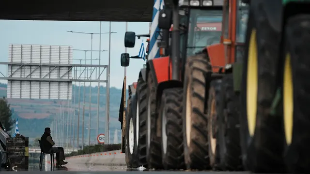 Гръцките фермери ескалират протеста. Ще насочат ли тракторите към Атина?