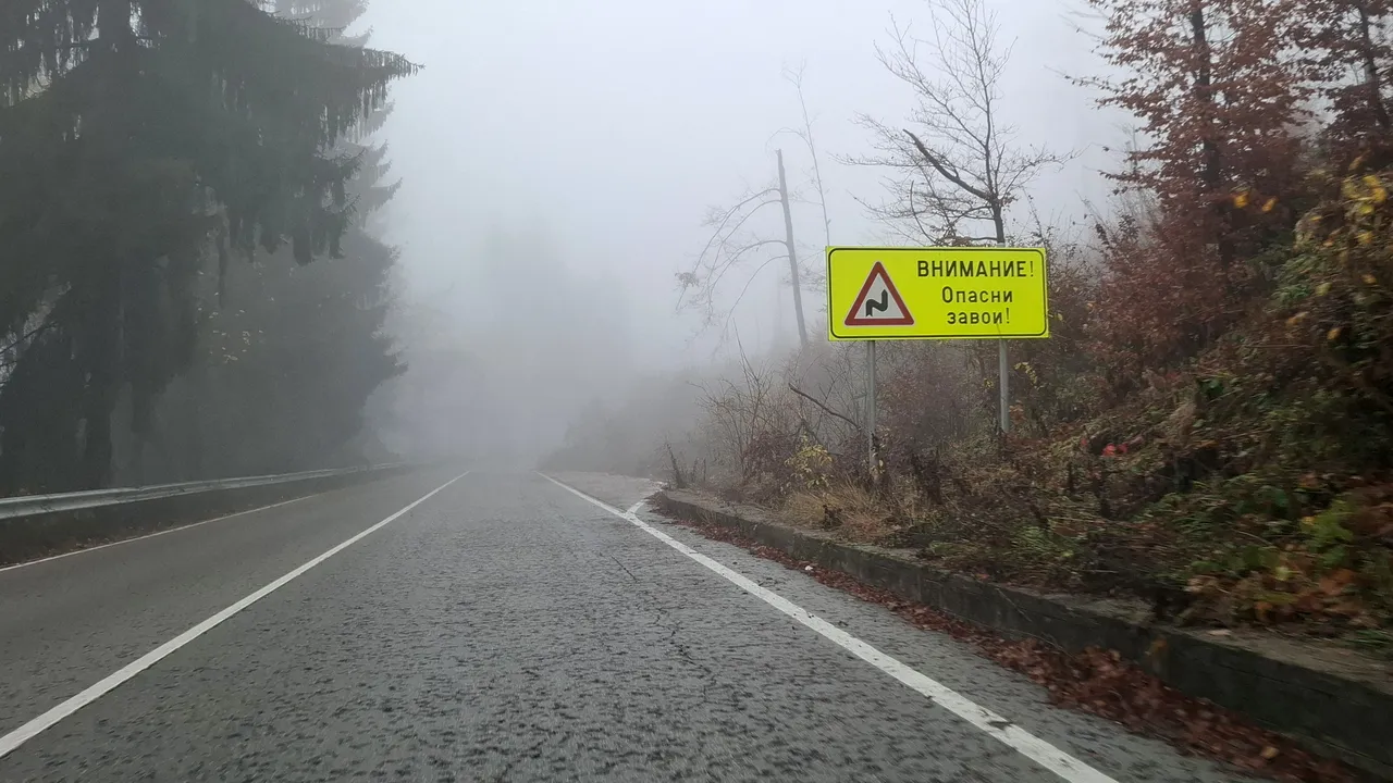 Движението по Петрохан се извършва по обходен маршрут заради катастрофа