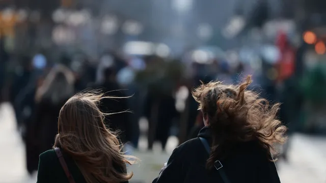 Топло за сезона, но ветровито остава времето утре