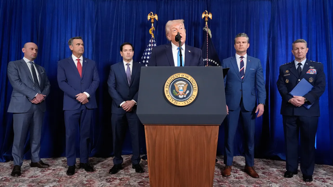 САЩ "ще управляват" Венецуела, заяви Тръмп. И показа Мадуро с белезници (снимка)