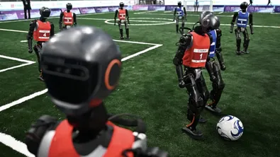 Роботи играят футбол - целта на RoboCup е да се създаде екип от роботи и да победят най-добрия човешки футболен отбор