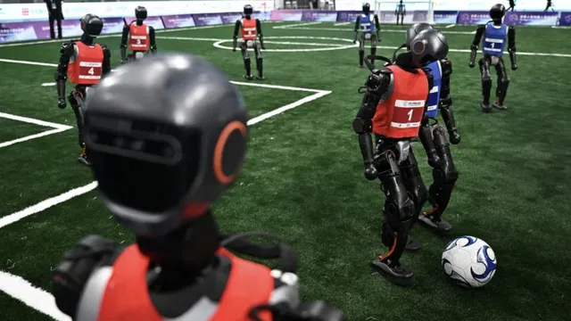 Роботи играят футбол - целта на RoboCup е да се създаде екип от роботи и да победят най-добрия човешки футболен отбор