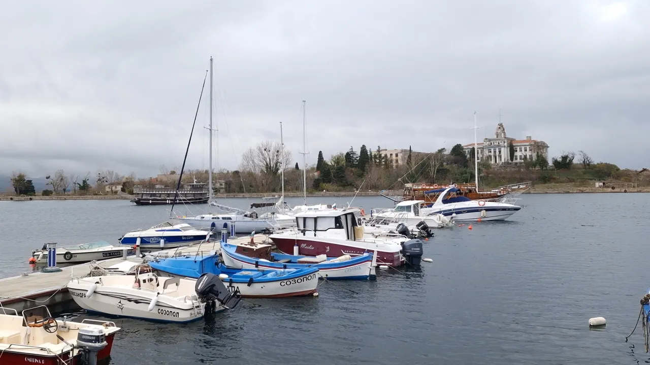 Силният вятър разби туристически кораб край Созопол