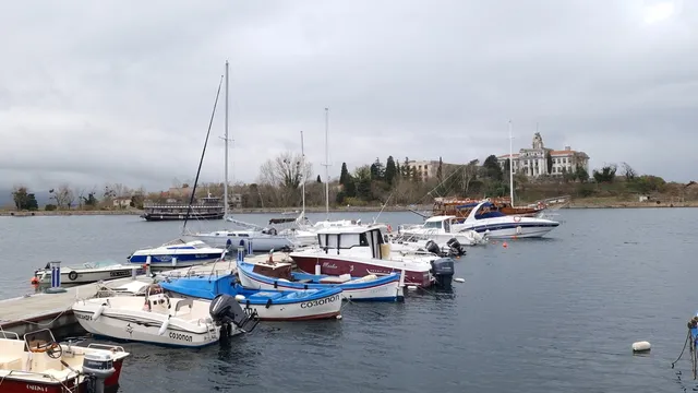 Силният вятър разби туристически кораб край Созопол