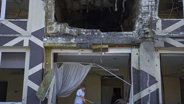 Една жертва и четирима ранени след удар на руски дрон по болница в Киев