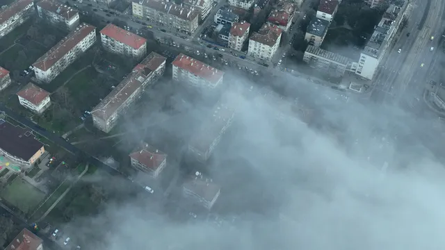 Топлото за сезона време и облачността се задържат и утре