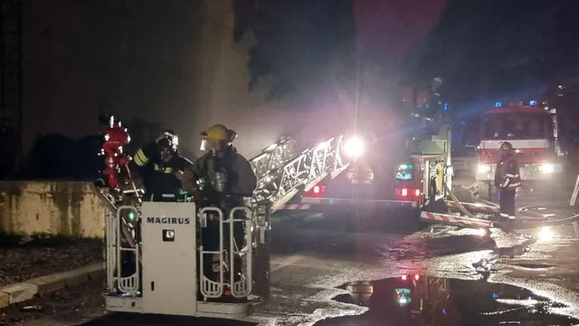 В Хасково избухна пожар в склад за соларни панели