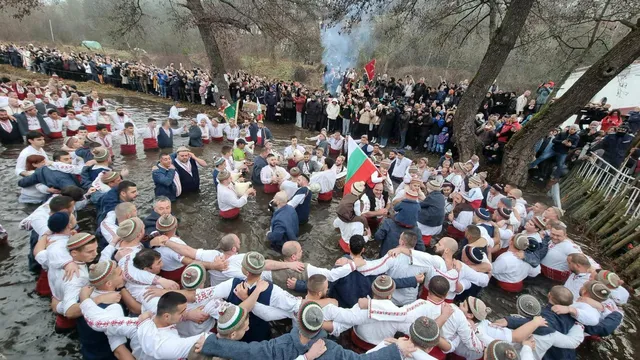 Мъжко хоро в ледената Тунджа на Богоявление (ВИДЕО)