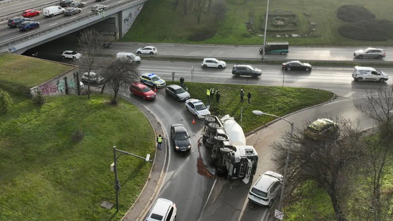 Бетоновоз се обърна на булевард в София