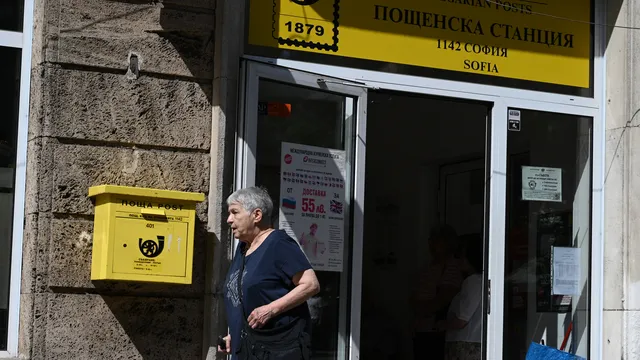 Засилено полицейско присъствие около банките и пощите заради пенсиите в евро