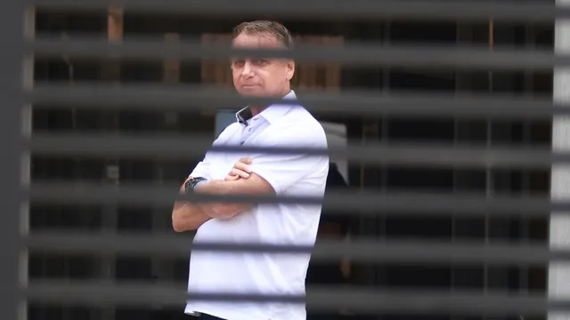 Болсонаро е в болница, след като паднал и си ударил главата