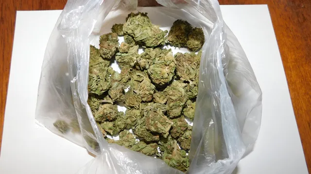 Задържаха мъж с марихуана, намериха в дома му и други наркотици