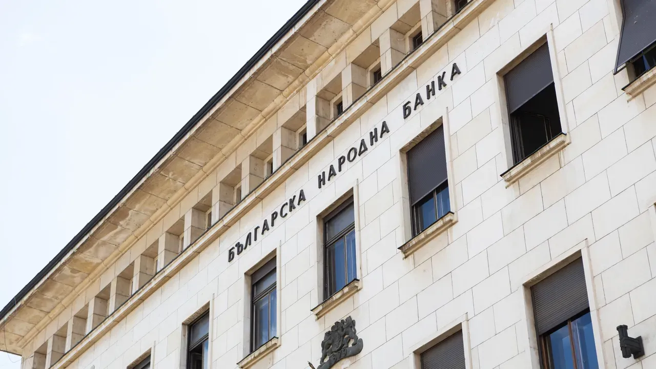 Заради обмяната на левове в евро касите на БНБ ще работят и съботите този месец