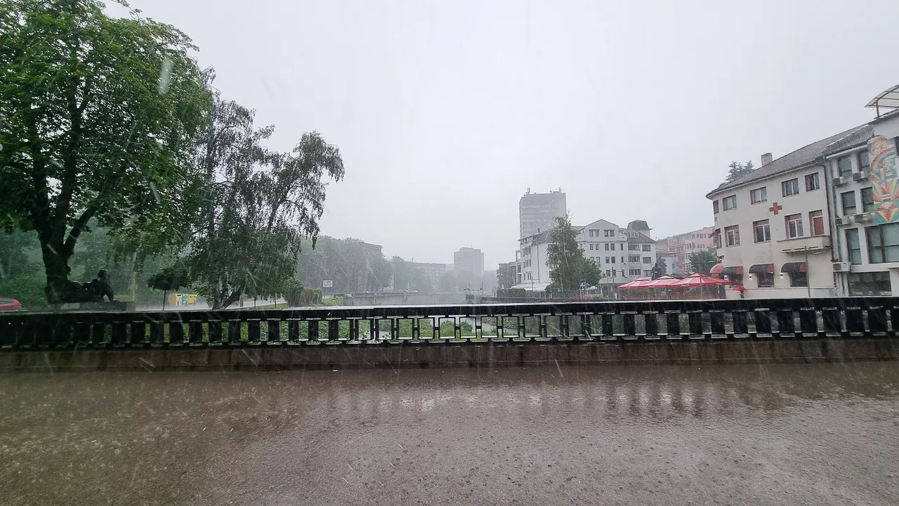 Дъждове и понижаване на температурите ни очакват утре