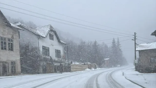 Сигнал до ТАРАЛЕЖ: Пътят София-Кюстендил, през с. Коняво, е непочистен (ВИДЕО)