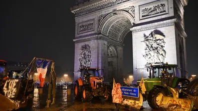 Фермерски трактори влязоха в Париж и достигнаха Айфеловата кула в знак на протест