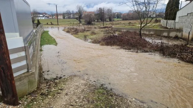 Обилни валежи предизвикаха наводнения и евакуации в Северна Македония