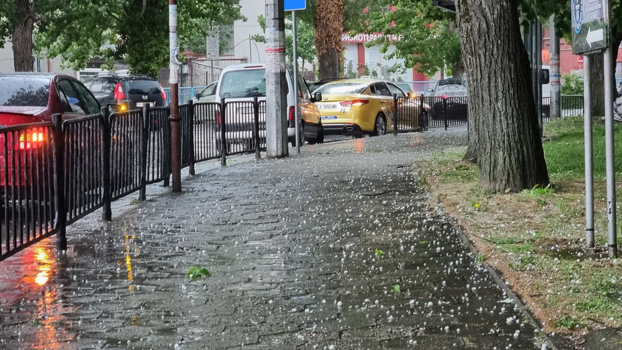 Градушка в Кърджали, обилни снеговалежи във Враца, Монтана и Ловеч