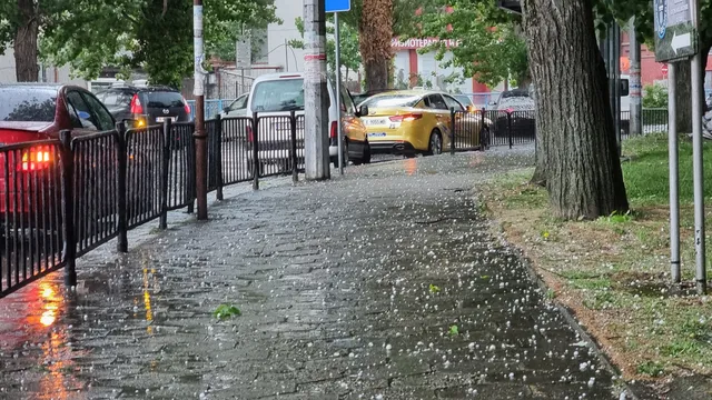 Градушка в Кърджали, обилни снеговалежи във Враца, Монтана и Ловеч