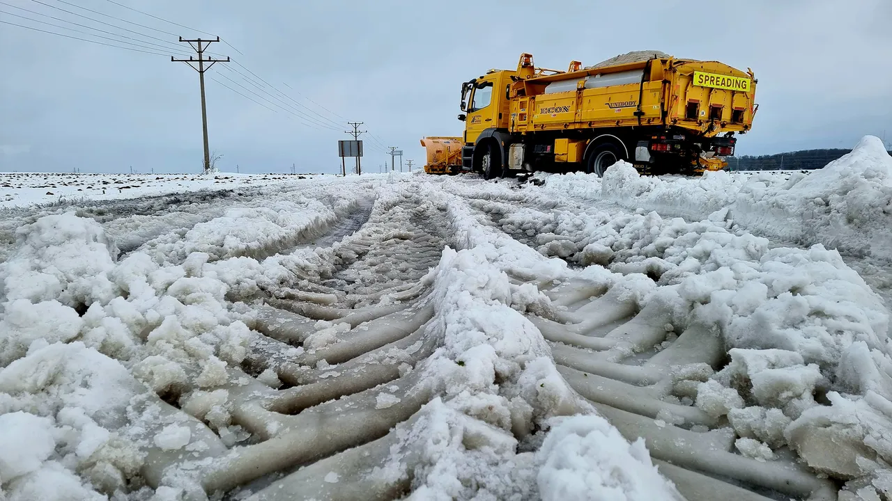 Снегонавявания и намалена видимост затрудняват пътя Русе - Бяла