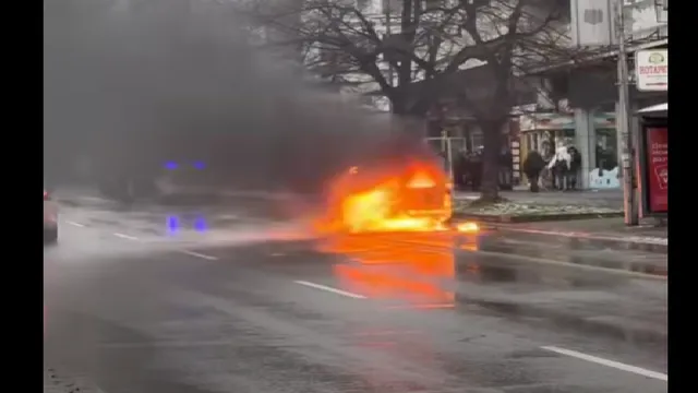 Кола се самозапали във Варна (Видео)