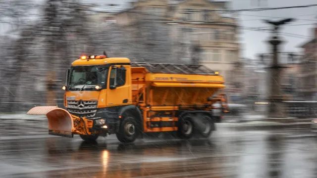 АПИ: Близо 500 снегопочистващи машини обработват републиканските пътища