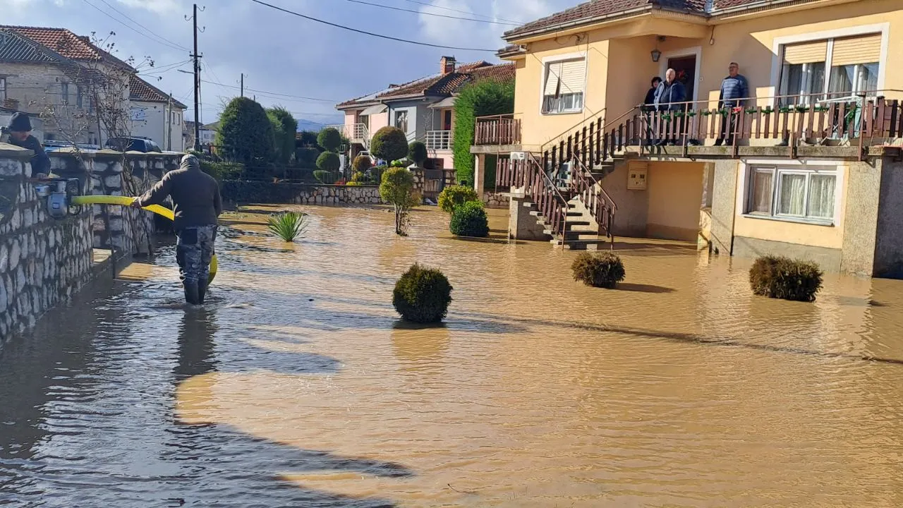 Водата идваше отвсякъде: Наводнени къщи в района на Ресен - Северна Македония