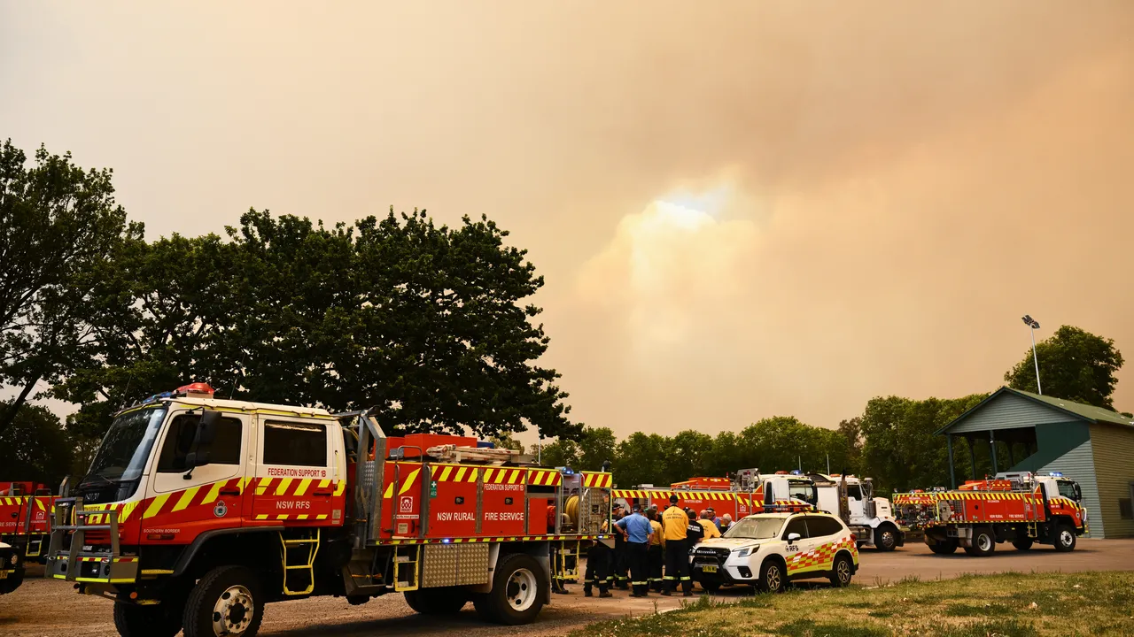 Трима в неизвестност в Австралия при пожари, унищожаващи домове