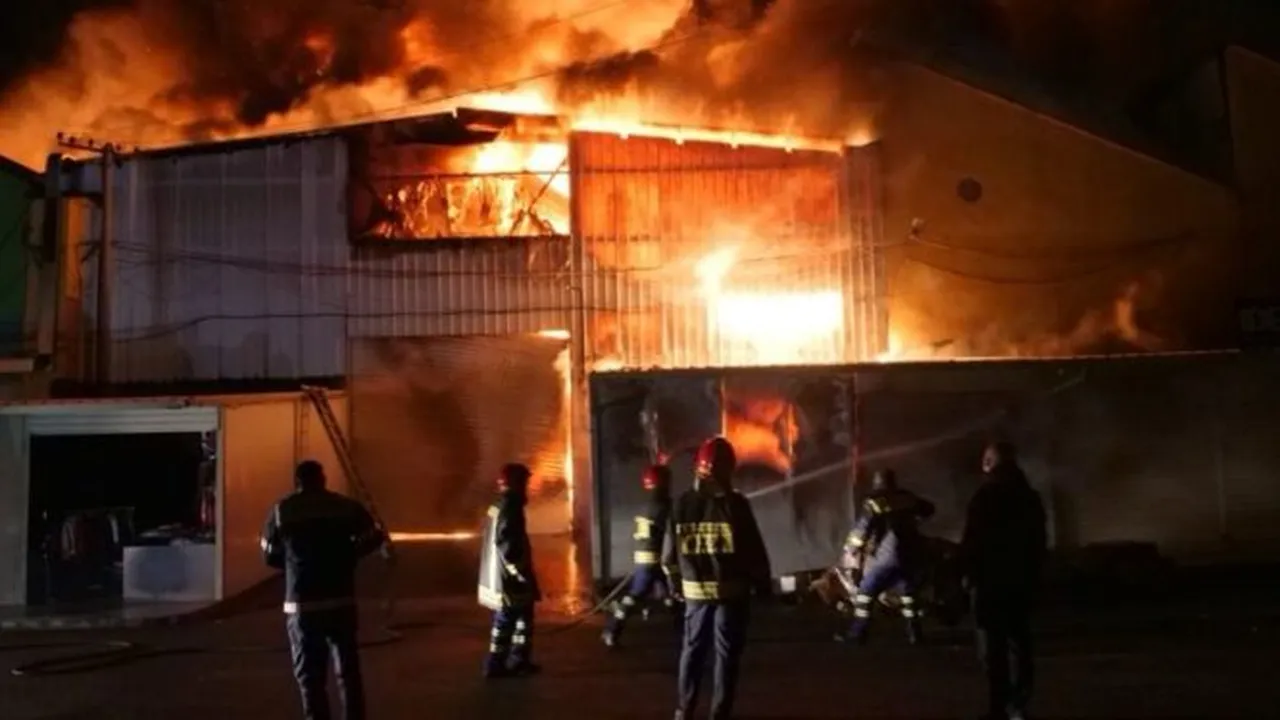 Голям пожар в Тирана: пазар за употребявани дрехи гори, армията се включи в гасенето (ВИДЕО)