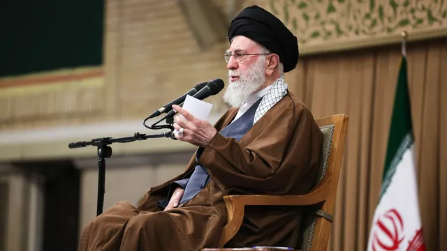 Аятолах Хаменей отговори на Тръмп: Ще бъдеш свален от власт