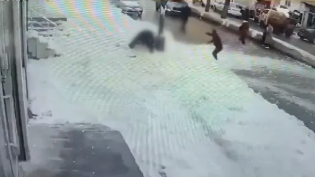 В Турция сняг падна от покрив и уби 21-годишно момиче (ВИДЕО)