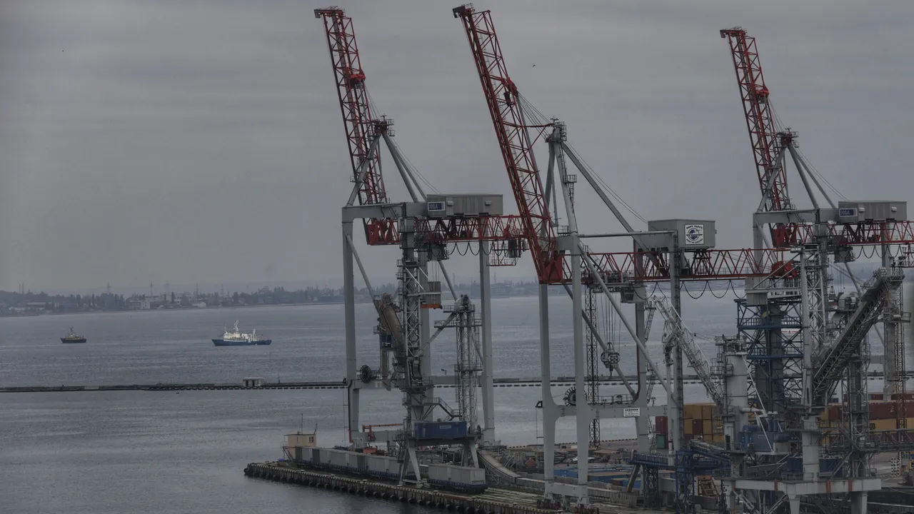 В района на Одеса Русия атакува с дронове промишлена инфраструктура