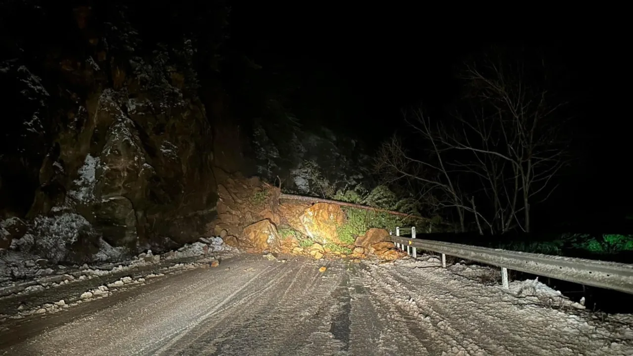 Голямо свлачище затвори пътя Девин–Смолян