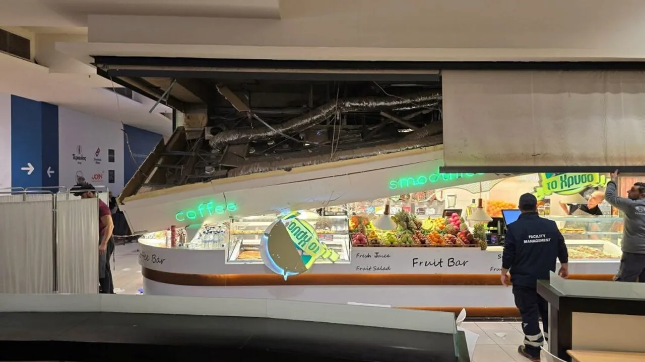 Таванът на мол в Солун се срути върху клиенти (ВИДЕО)