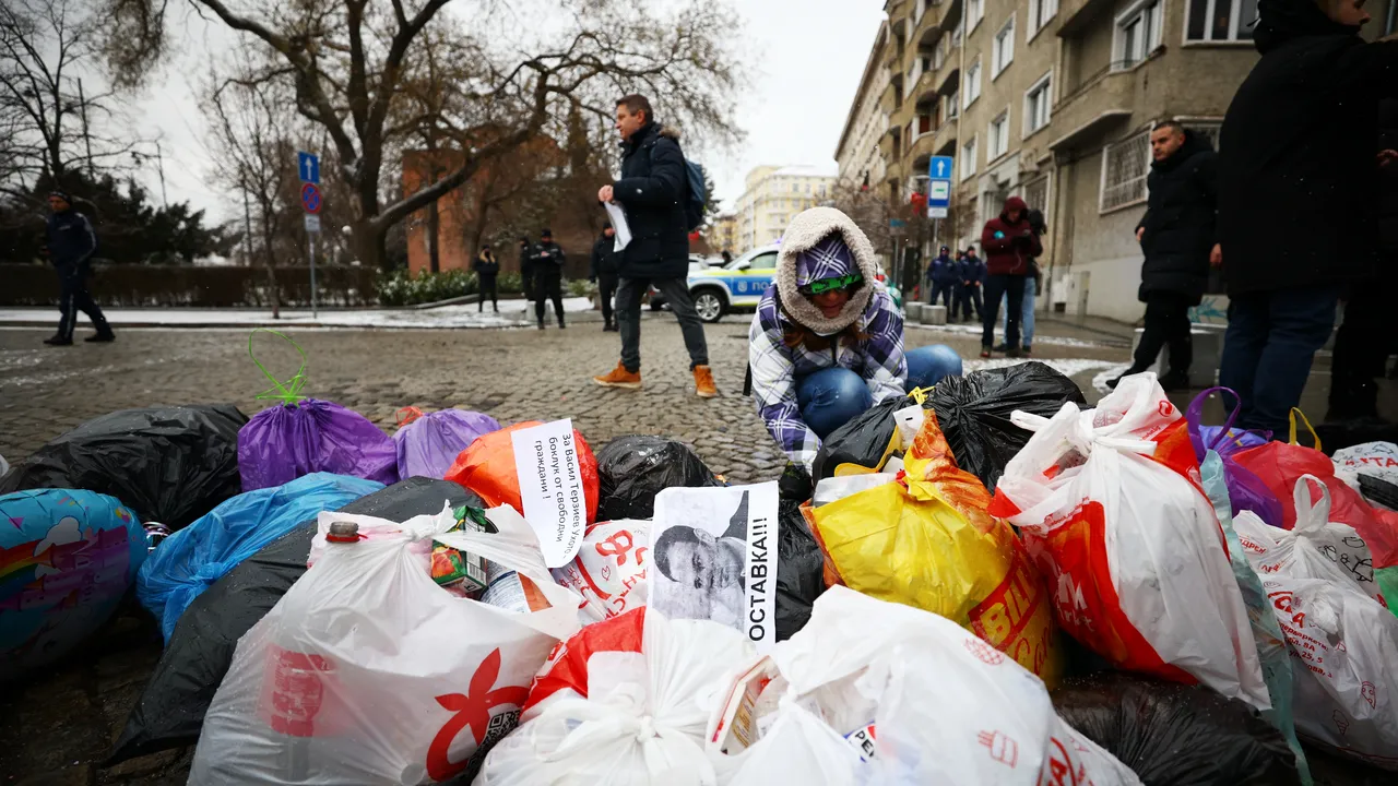 „Да изхвърлим боклука пред общината“ — протест в София (ВИДЕО)