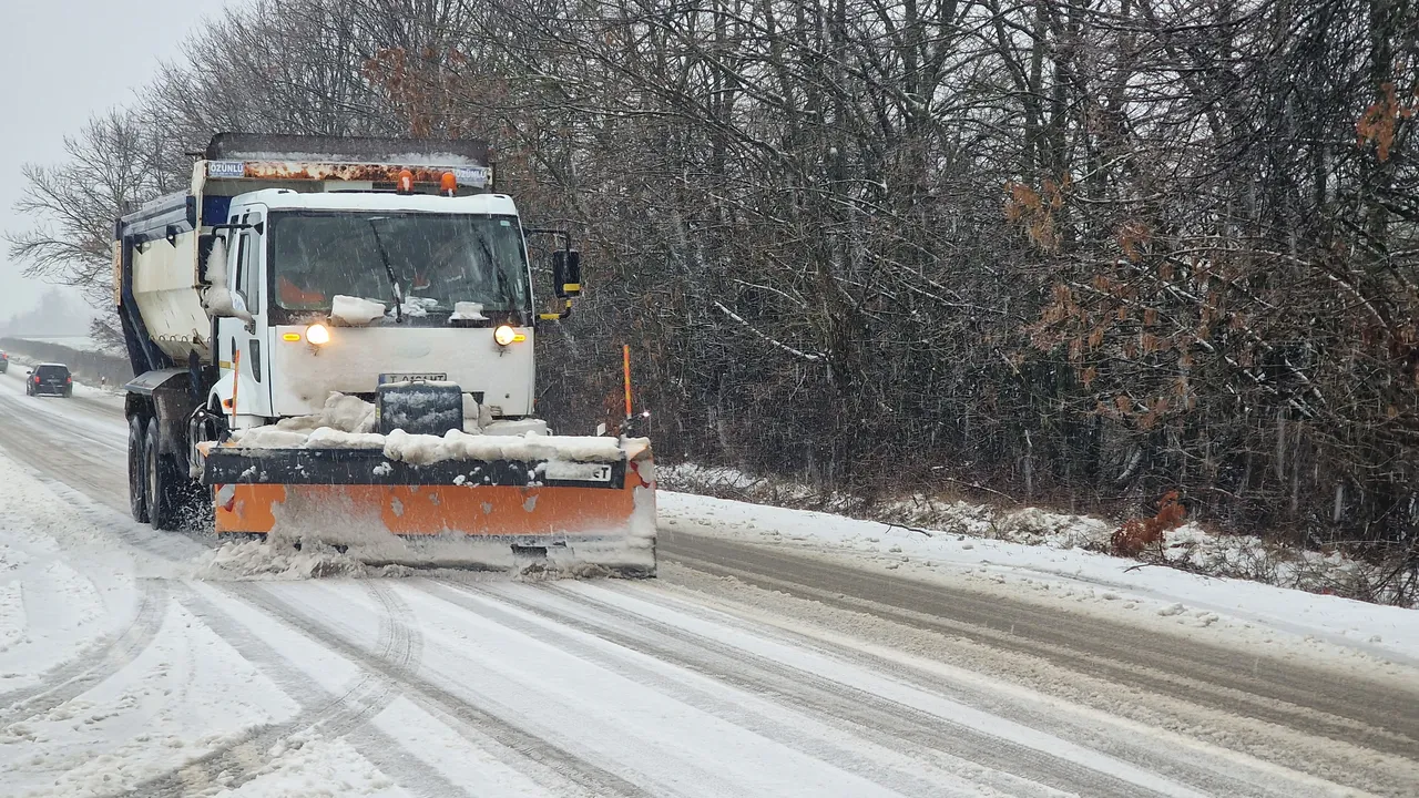 АПИ: 378 машини почистват пътищата на страната при температури от -14° С до -1°С