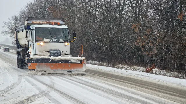АПИ: 378 машини почистват пътищата на страната при температури от -14° С до -1°С