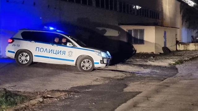 Изгоря склад за авточасти в Дупница