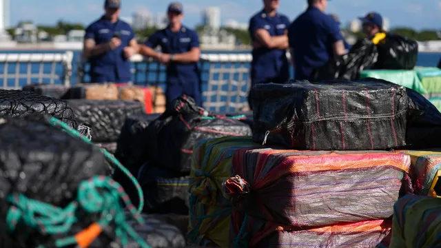 Испанската полиция задържа кораб, пълен с 10 тона кокаин за Европа