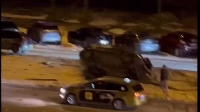 Кола се обърна по таван на бул. „Александър Малинов“ (ВИДЕО)