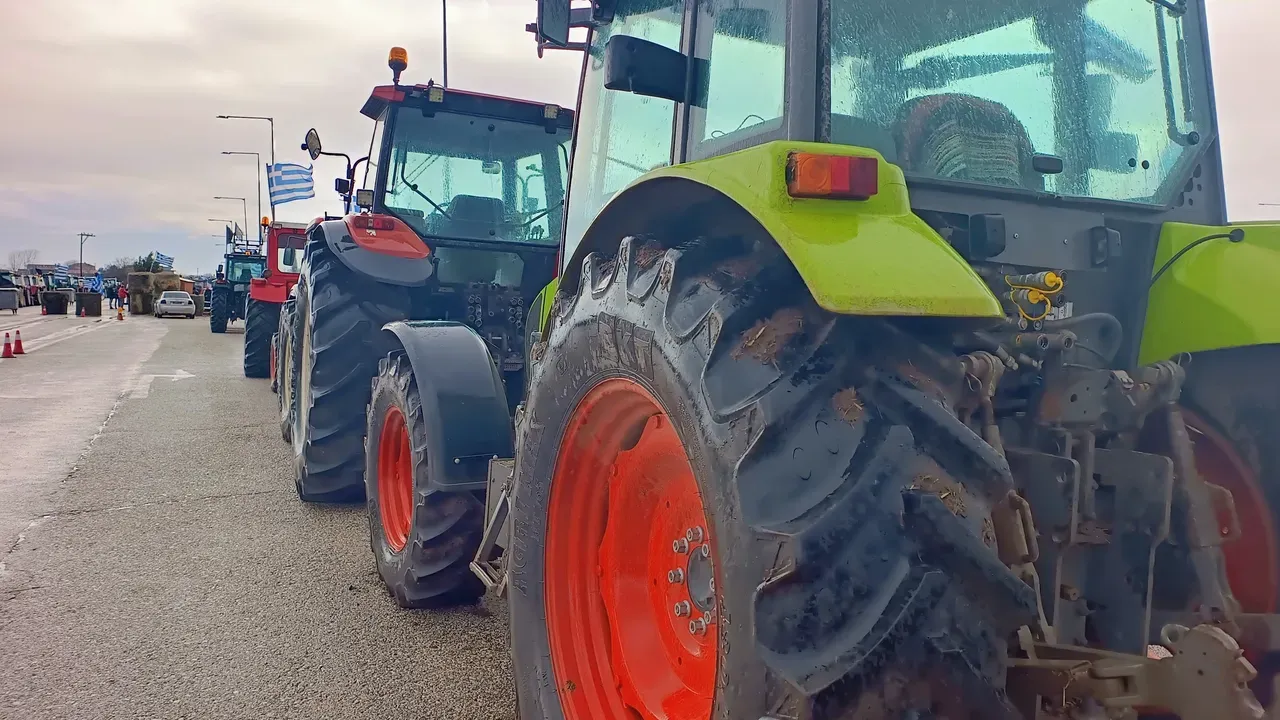 Гръцките фермери подновяват блокадите