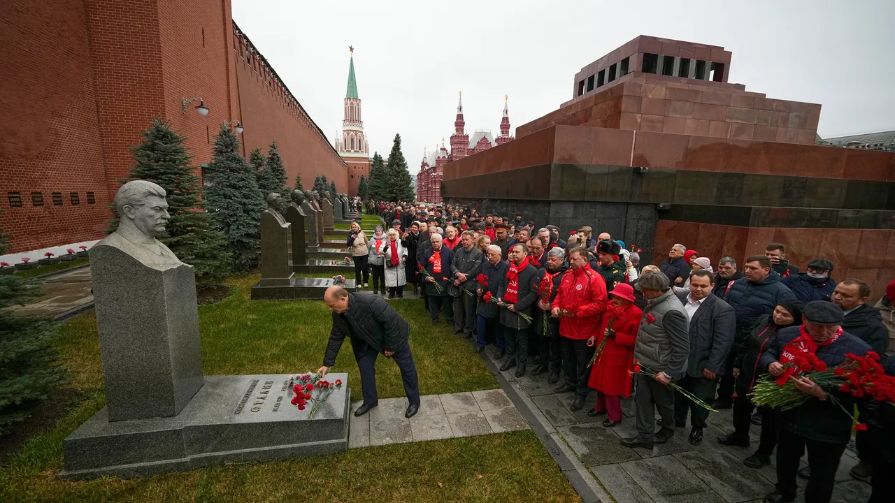 Русия с нов учебник по икономика, който възражда идеите на Сталин